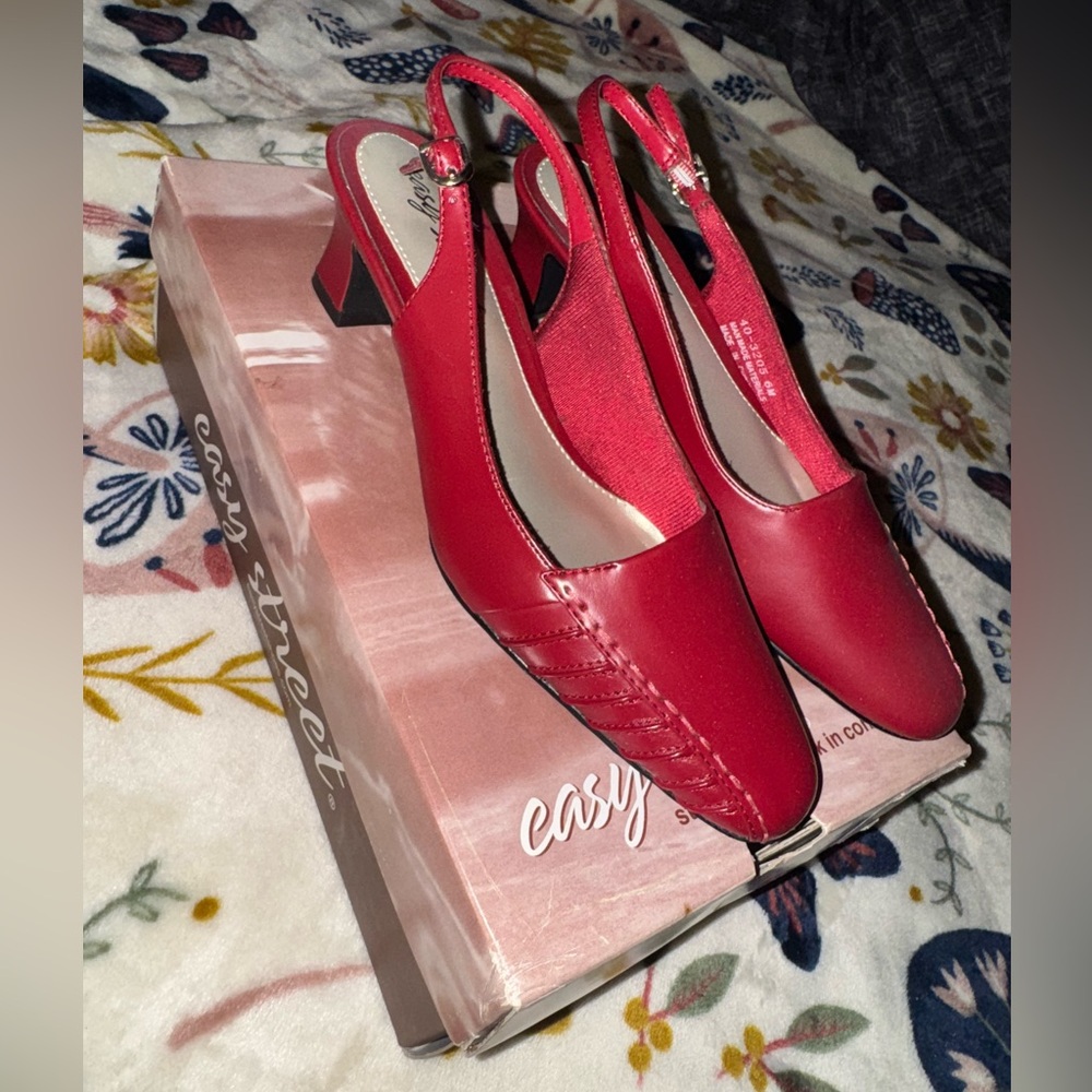 Easy Street Red Slingback Kitten Heels Pumps Women 6 NEW NWT